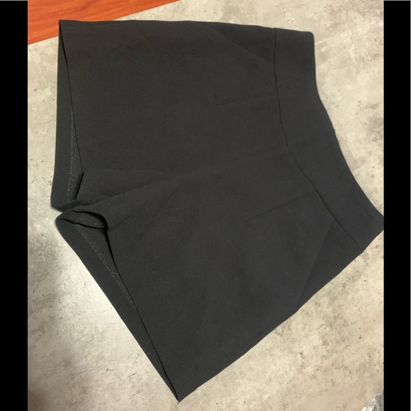 Noul (Oak + Fort brand) Black High Rise Dress Shorts - Size Small - Picture 2 of 9